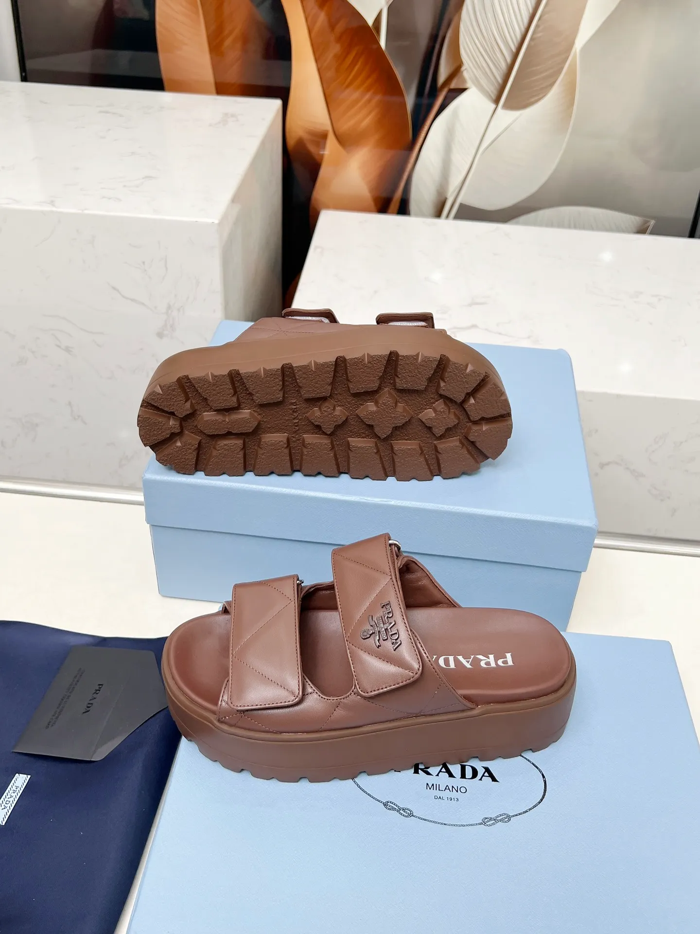 👟👟Ex-factory price 500👟👟 🌸Prada 2025 spring and summer new slippers 💫Velcro sandals The latest catwalk model, classic upgrades, comfort and fashionability coexist. Every color combination looks good, and the design matches different style needs ✅Upper: original customized cowhide ✅Inner lining: original customized sheepskin lining, cowhide feet ✅Outsole: Original molded anti-slip outsole ✅Number of codes: 35-40 (41 customized, non-refundable and non-exchangeable)